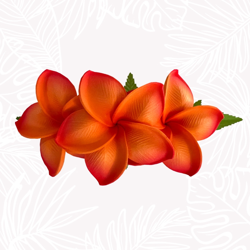 Pinza para el cabello con flores de frangipani naranja.